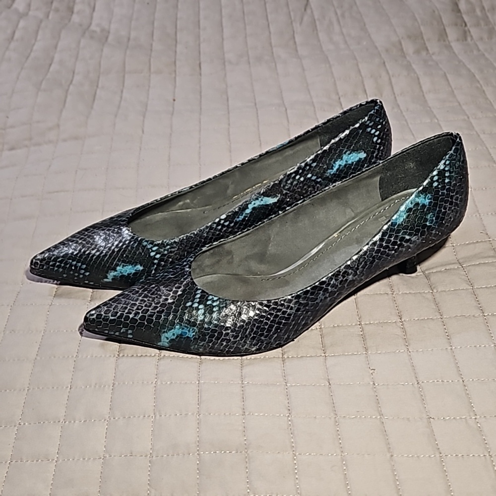 Stuart Weitzman Navy Blue Snakeskin Print Pointed Toe Kitten Heel Size 7.5
